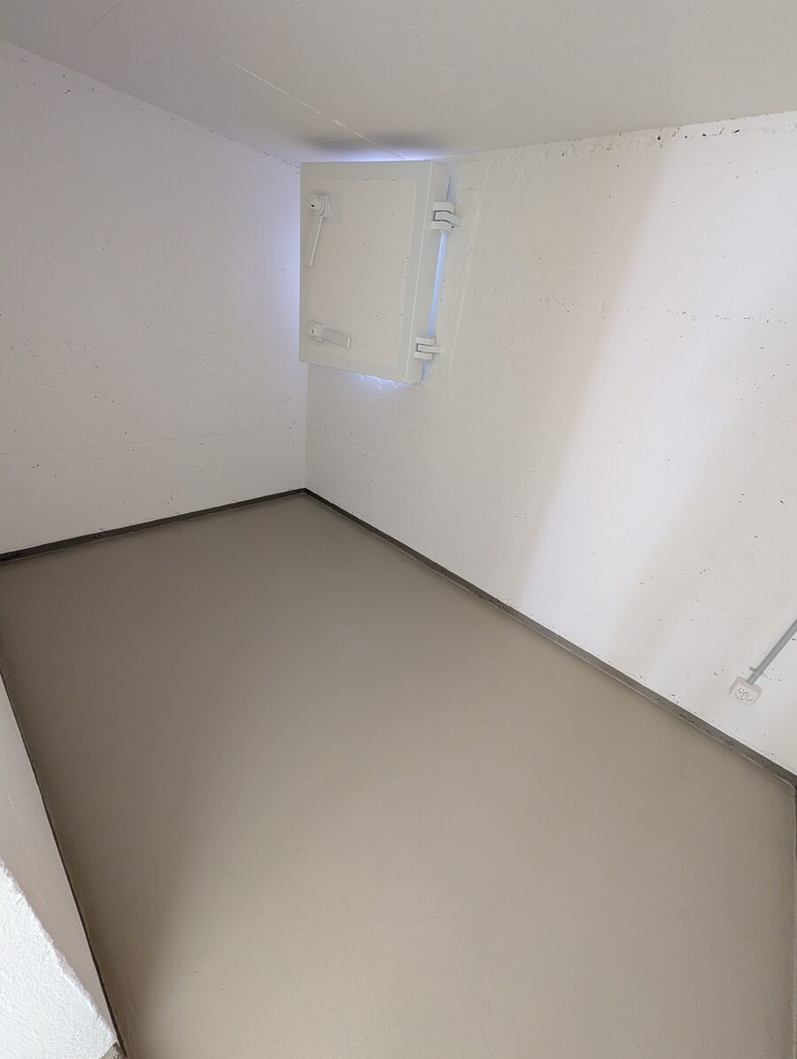 Zweiter Kellerraum mit glatt beschichtetem hellem Boden